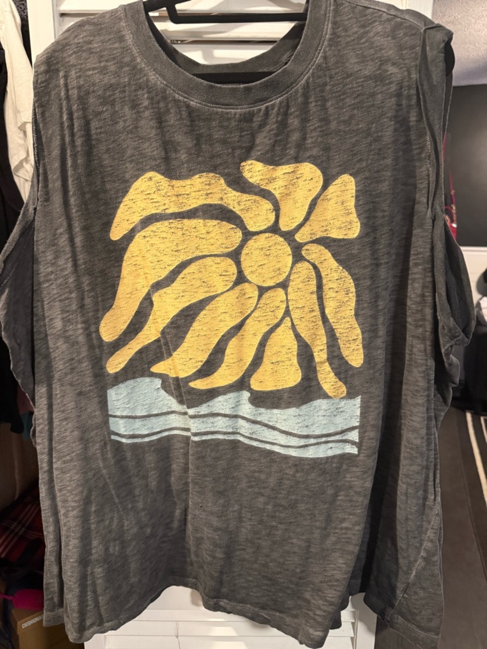 Torrid sz 4 Gray Graphic Muscle Tee with Yellow Sun
